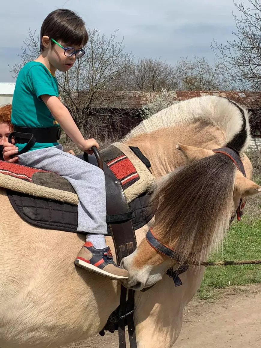 Gemenii Cristinei Bălan au crescut. Toma și Matei au aproape 8 ani și sunt pasionați de echitație