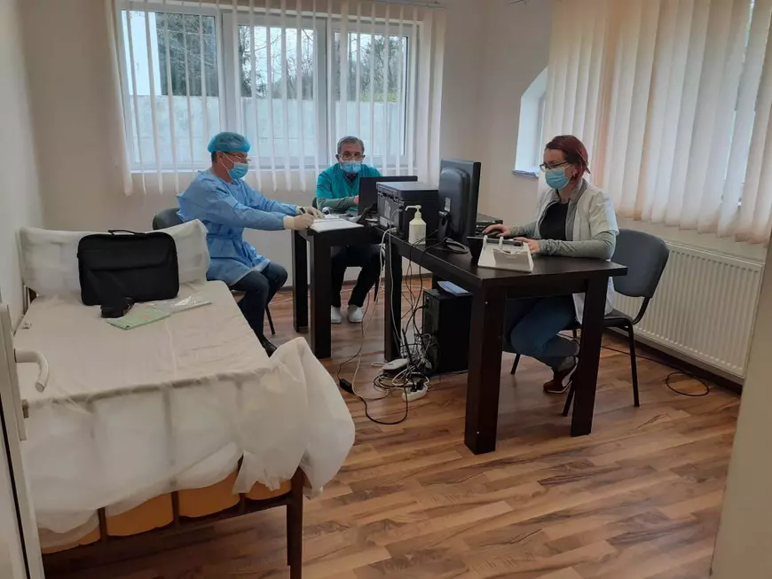 REPORTAJ. În satul lui Valeriu Gheorghiță, oamenii se mândresc cu „Vali”, dar se lasă așteptați la vaccinare