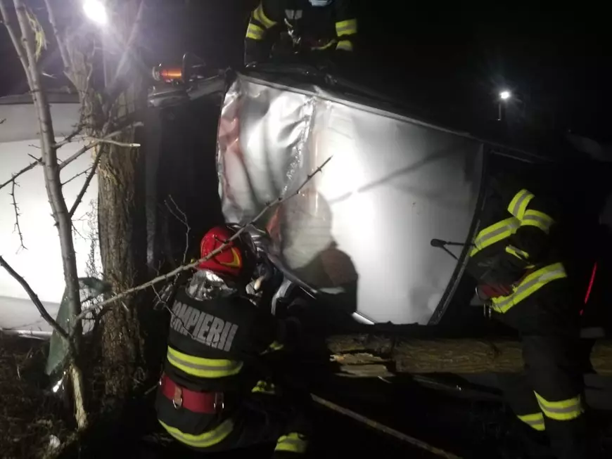 Grav accident provocat de un tânăr de 19 ani, beat și fără permis, care gonea pe șosea cu două fete în mașină