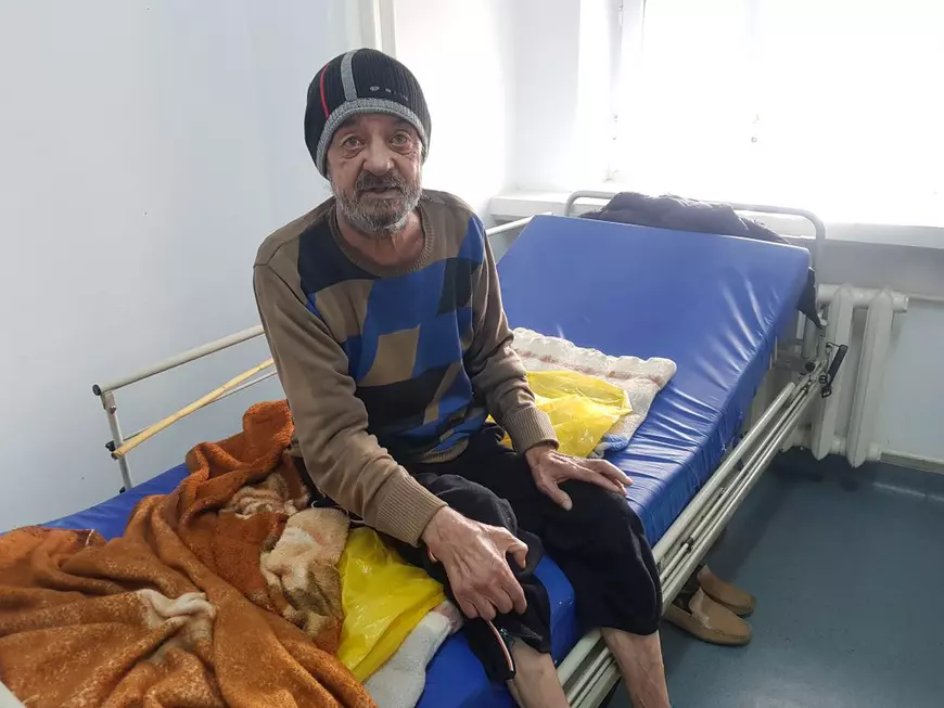 REPORTAJ din România unei pandemii seculare: sărăcia. Doi oameni fără adăpost au fost uitați de autorități într-un salon de la Urgențe