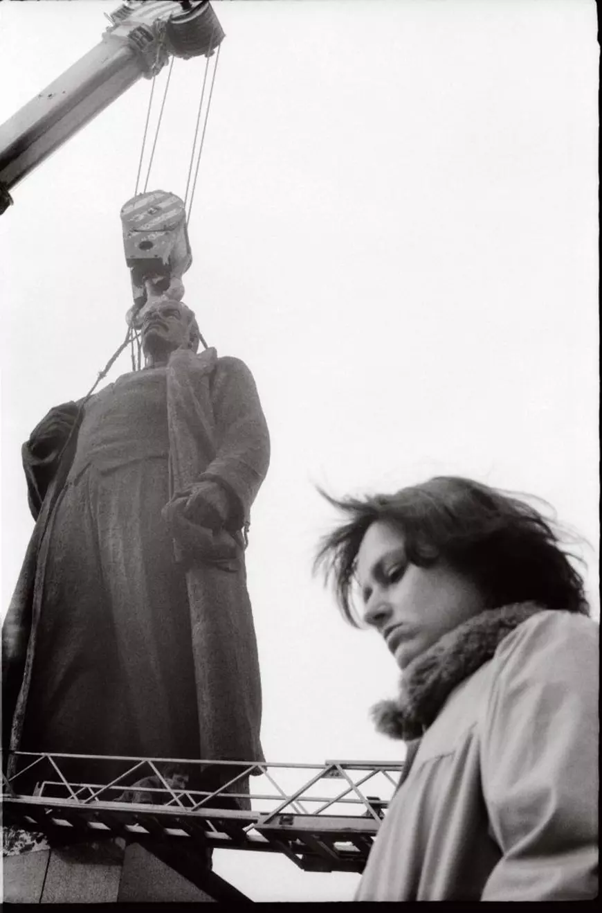 Fotograful care a surprins un roman de dragoste vizual în România anilor ’80. „Normalitatea unor tineri într-o lume orwelliană”