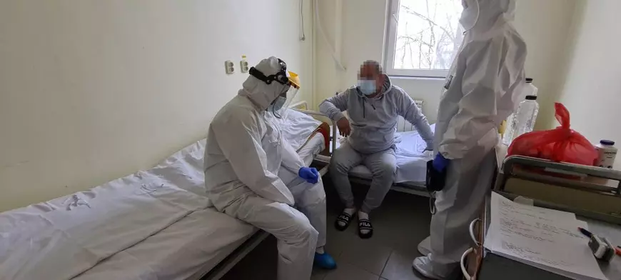 Reportaj din zona roșie de la Spitalul Parhon din Iași. Pacienții pe dializă, infectați cu COVID, tratați în „secția care nu există”