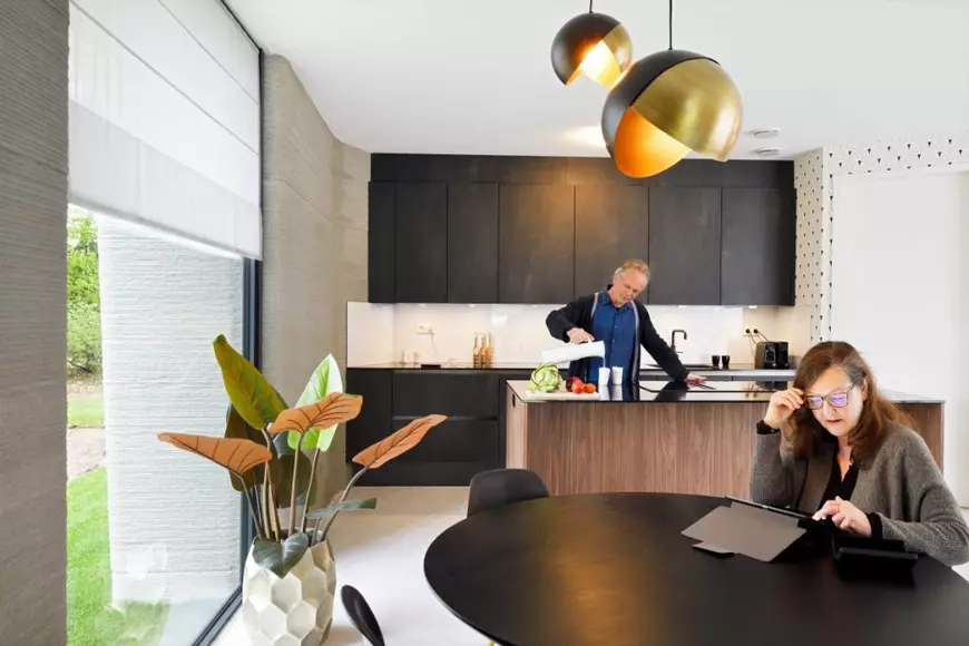 Un cuplu de olandezi s-a mutat în prima casă din Europa construită cu o imprimantă 3D. Cum arată locuința