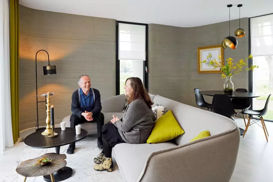 Un cuplu de olandezi s-a mutat în prima casă din Europa construită cu o imprimantă 3D. Cum arată locuința