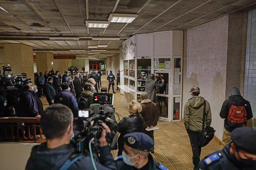 IMAGINEA ZILEI. Directorul general al Metrorex, Ștefan Paraschiv, demolează cu ranga un chioșc de la metrou