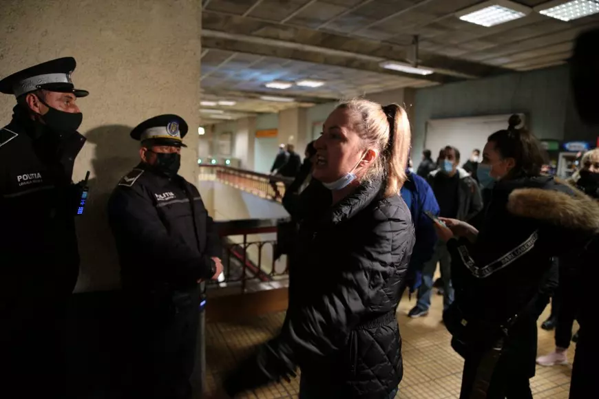 REPORTAJ. Cronica unei lupte inegale: om vs chioșc. Cum a ajuns directorul Metrorex să pună mâna pe rangă