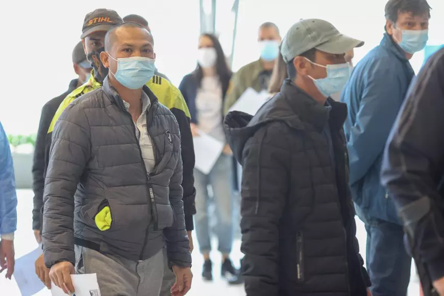 REPORTAJ. Străinii care s-au vaccinat la maratonul timișorean: „Probabil că-n 2022 ne-ar fi venit rândul, dacă rămâneam în Franța”