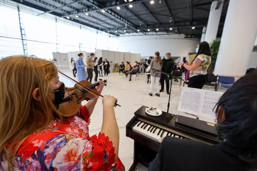 REPORTAJ. Străinii care s-au vaccinat la maratonul timișorean: „Probabil că-n 2022 ne-ar fi venit rândul, dacă rămâneam în Franța”