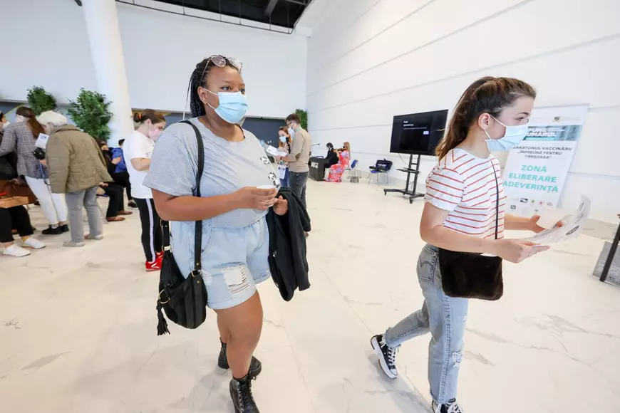 REPORTAJ. Străinii care s-au vaccinat la maratonul timișorean: „Probabil că-n 2022 ne-ar fi venit rândul, dacă rămâneam în Franța”