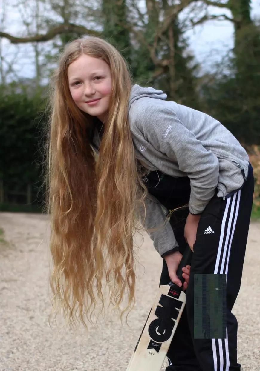 Un băiețel nu s-a tuns de opt ani pentru a dona părul unei fundații care face peruci pentru copiii bolnavi