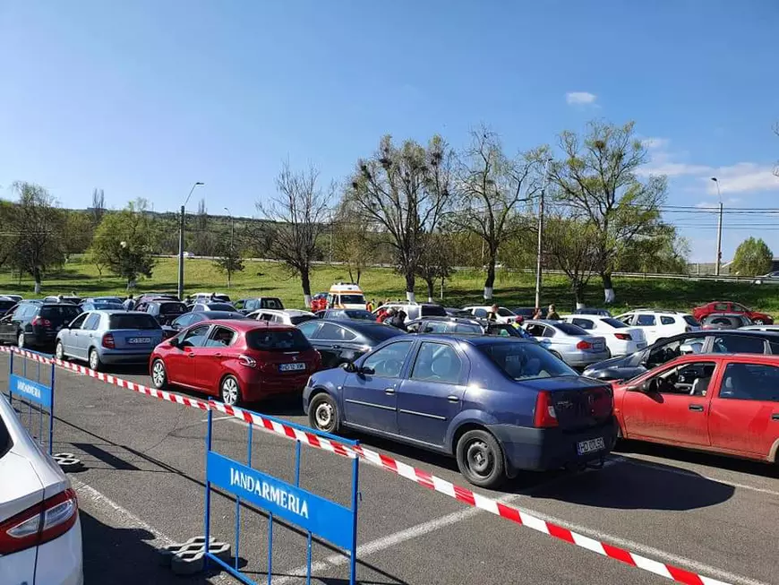 Primul centru de vaccinare de tip „Drive-thru” a fost deschis la Deva. Imunizarea, oprită 30 de minute, din cauza aglomerației