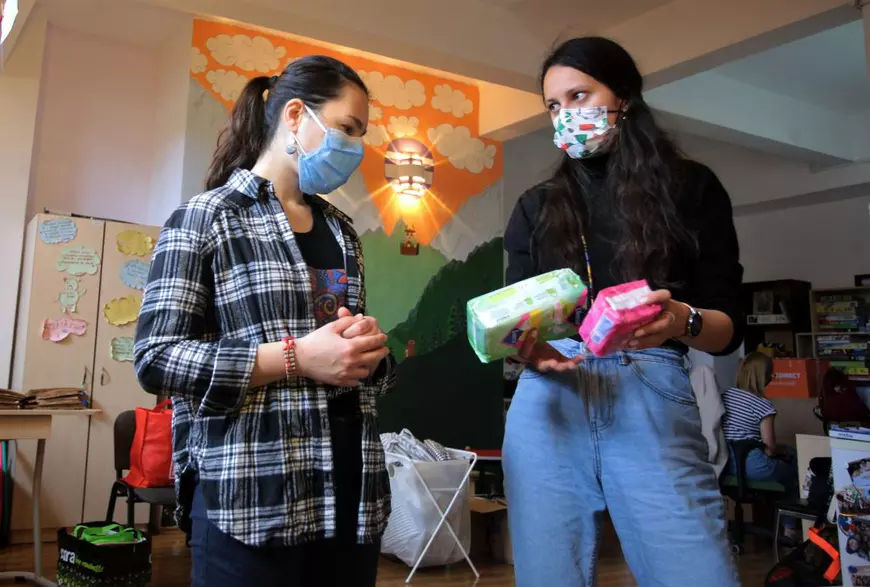 REPORTAJ. O asociație din București împarte absorbante femeilor din cartiere sărace și încearcă să șteargă tabuurile legate de menstruație