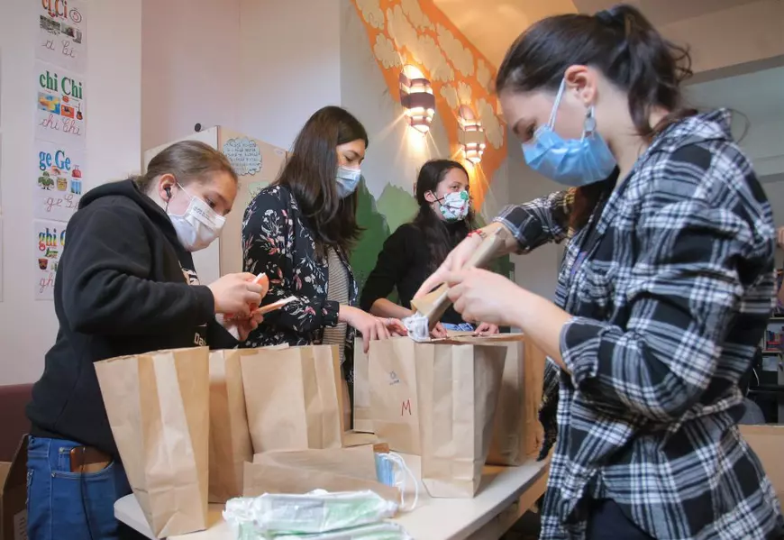 REPORTAJ. O asociație din București împarte absorbante femeilor din cartiere sărace și încearcă să șteargă tabuurile legate de menstruație