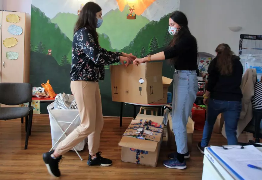 REPORTAJ. O asociație din București împarte absorbante femeilor din cartiere sărace și încearcă să șteargă tabuurile legate de menstruație