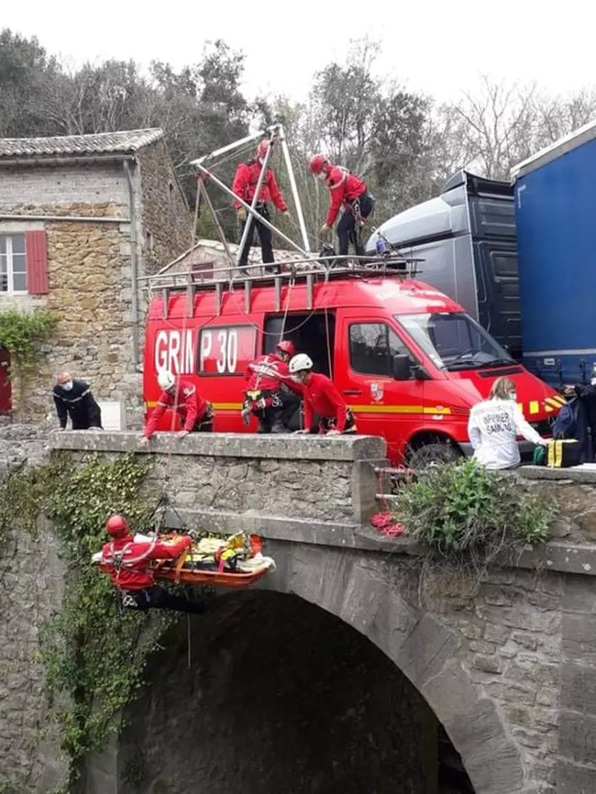 Un șofer român de TIR a căzut 10 metri de pe un pod, când a coborât din cabină, în Franța