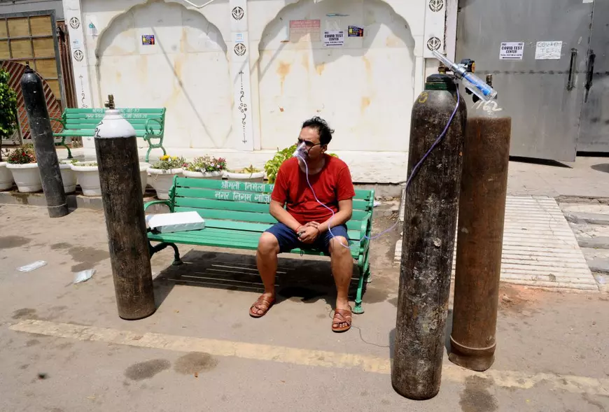 „Oxigen. Poți să îmi faci rost de oxigen?”  Disperarea oamenilor din India în lupta cu pandemia