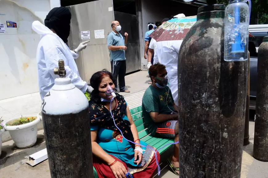 „Oxigen. Poți să îmi faci rost de oxigen?”  Disperarea oamenilor din India în lupta cu pandemia