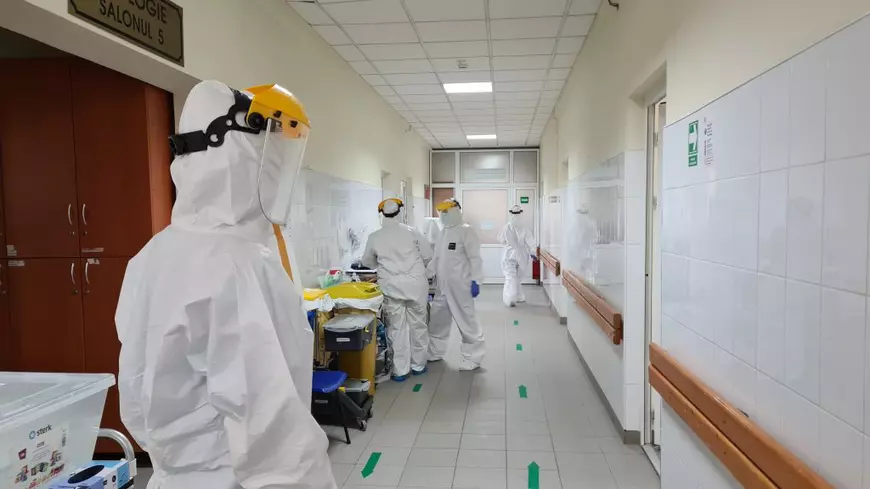 Reportaj din zona roșie de la Spitalul Parhon din Iași. Pacienții pe dializă, infectați cu COVID, tratați în „secția care nu există”