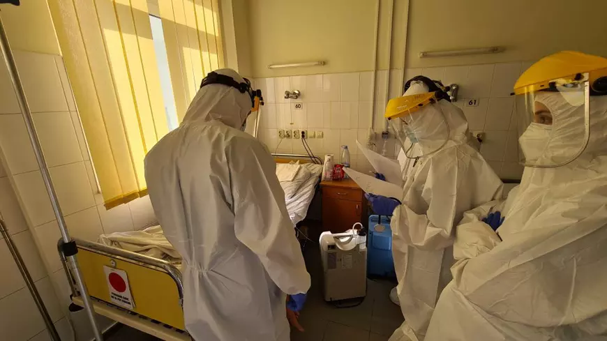 Reportaj din zona roșie de la Spitalul Parhon din Iași. Pacienții pe dializă, infectați cu COVID, tratați în „secția care nu există”