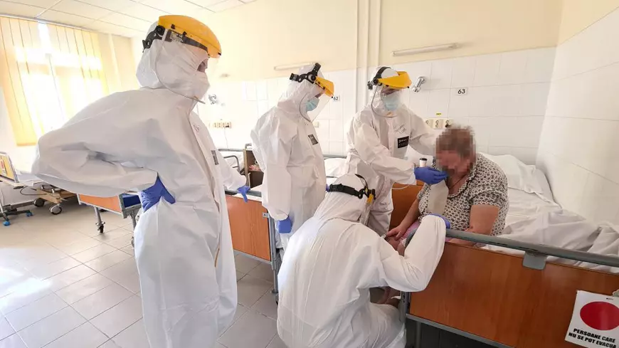 Reportaj din zona roșie de la Spitalul Parhon din Iași. Pacienții pe dializă, infectați cu COVID, tratați în „secția care nu există”