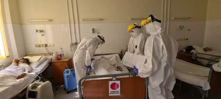 Reportaj din zona roșie de la Spitalul Parhon din Iași. Pacienții pe dializă, infectați cu COVID, tratați în „secția care nu există”