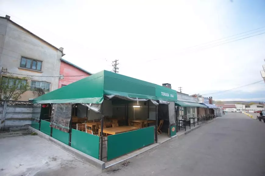 REPORTAJ LA LOCUL MORȚII. Cine era bărbatul din Pitești decedat după ce poliţiştii l-au trântit pe jos. „Nu era beat, comandase o cafea! Așa vorbea el”