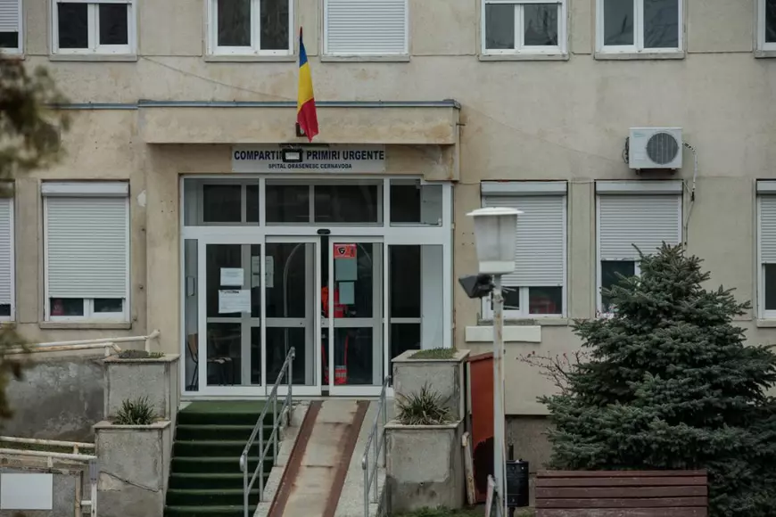 REPORTAJ din România unei pandemii seculare: sărăcia. Doi oameni fără adăpost au fost uitați de autorități într-un salon de la Urgențe