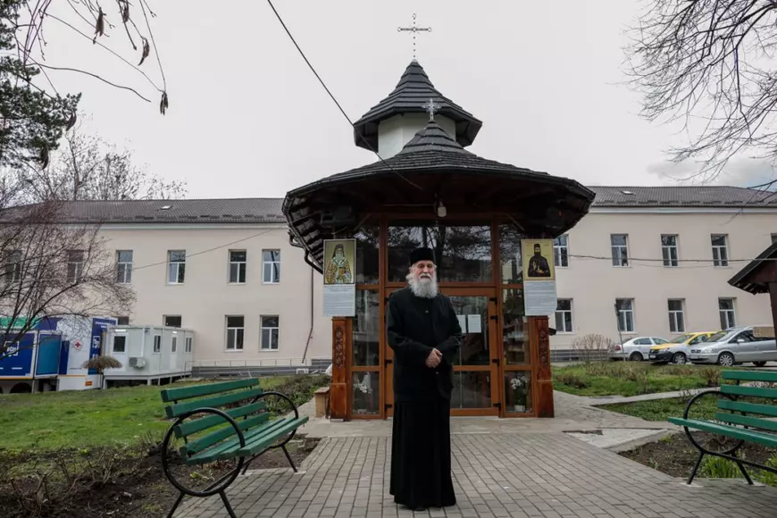 Ziua preotului Constantin Diaconașu începe cu slujba în biserica din curtea Spitalului Județean Suceava