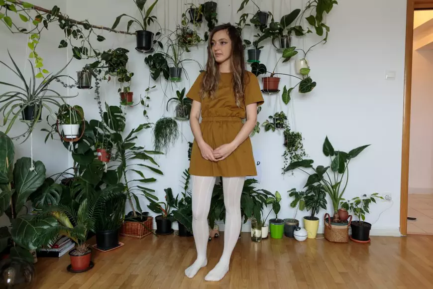 „Totul a plecat de la un ananas”. După ce și-a construit o seră în apartament, o tânără a unit virtual mii de oameni pasionați de plante