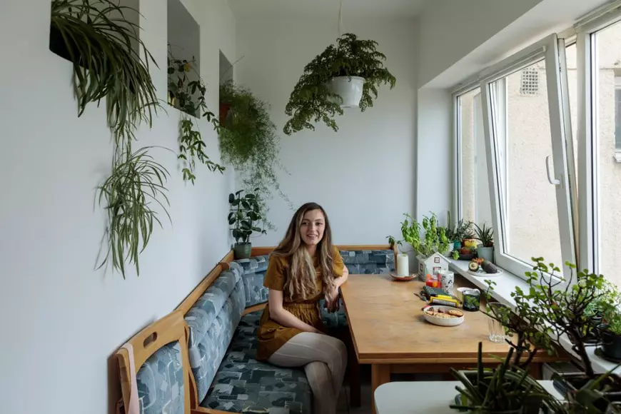 „Totul a plecat de la un ananas”. După ce și-a construit o seră în apartament, o tânără a unit virtual mii de oameni pasionați de plante