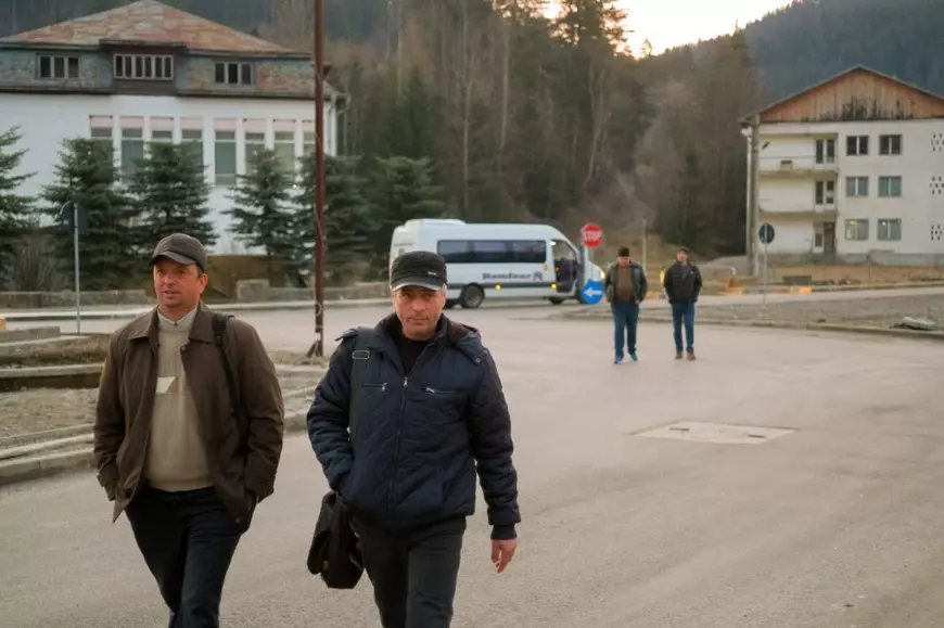 REPORTAJ. Minerii de la Crucea se simt abandonați de toată lumea. „L-am luat în brațe ca pe Dumnezeu pe George Simion”