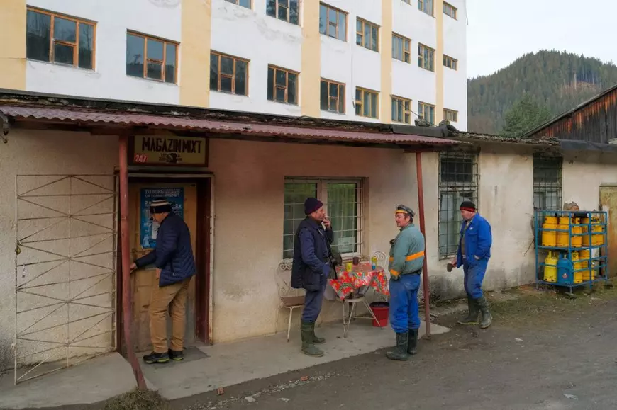 REPORTAJ. Minerii de la Crucea se simt abandonați de toată lumea. „L-am luat în brațe ca pe Dumnezeu pe George Simion”