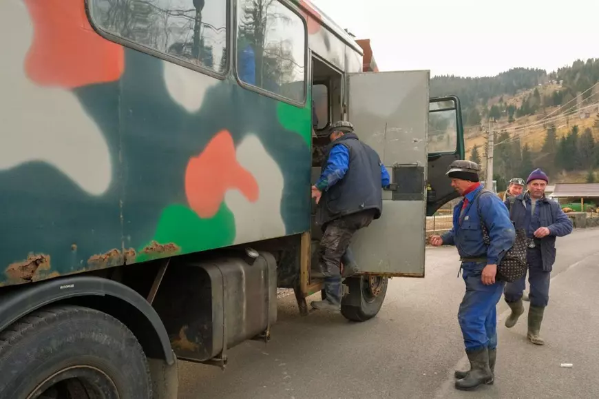 REPORTAJ. Minerii de la Crucea se simt abandonați de toată lumea. „L-am luat în brațe ca pe Dumnezeu pe George Simion”