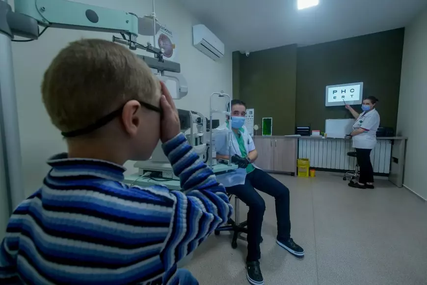 REPORTAJ. Excursie la oraș pentru ochii copiilor. O învățătoare într-un sat din Constanța și-a dus toți elevii la un control oftalmologic