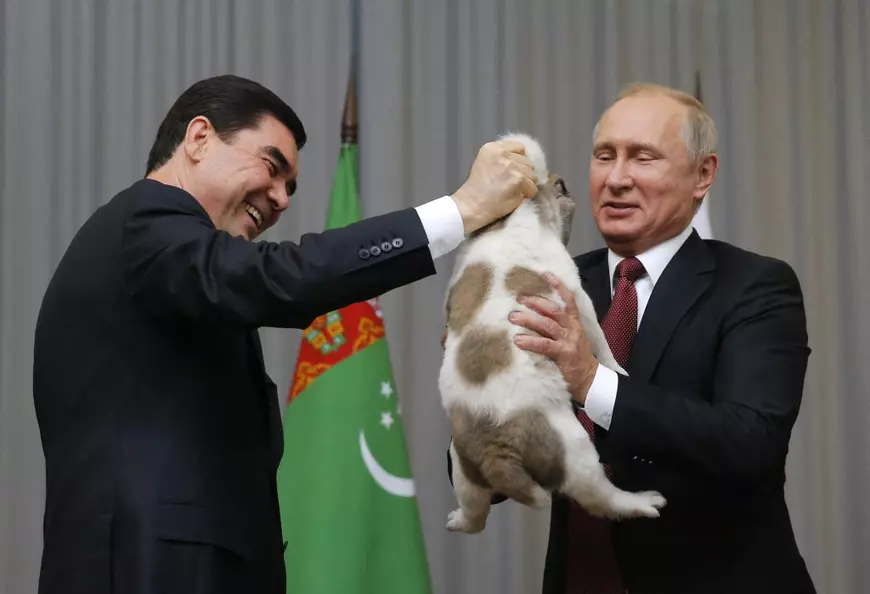 Sărbătoare națională dedicată unui câine, în Turkmenistan. Președintele i-a comandat și o statuie placată cu aur
