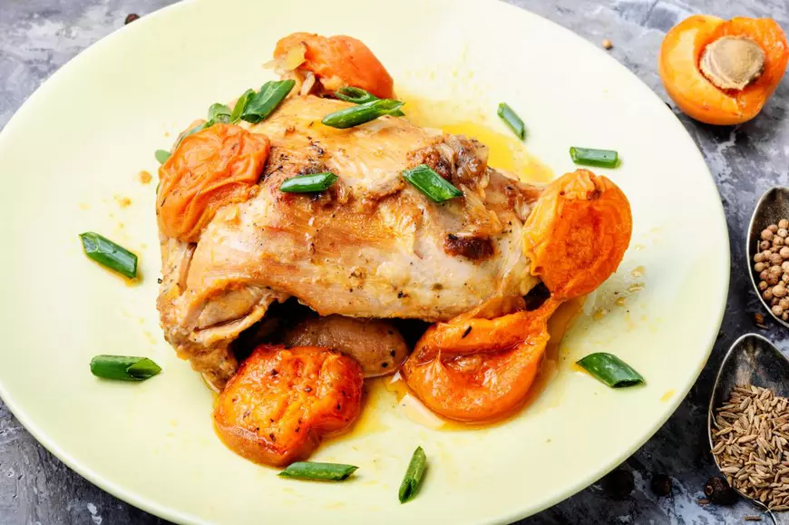 Pui în sos de caise