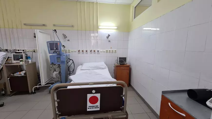 Reportaj din zona roșie de la Spitalul Parhon din Iași. Pacienții pe dializă, infectați cu COVID, tratați în „secția care nu există”