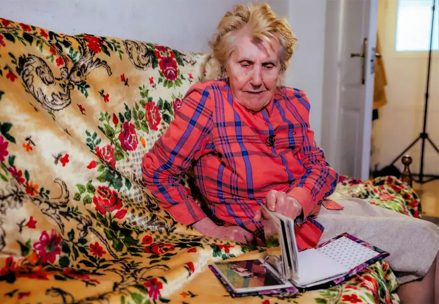 Alături de oameni. Singurătatea unei bătrâne de 88 de ani e alinată de vizitele unei mame cu fiul său adolescent (Publicitate)