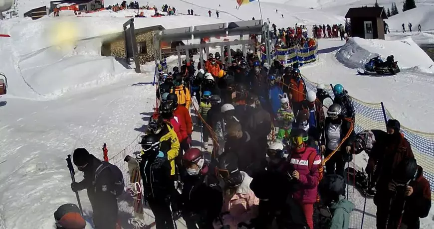 Aglomerație la telegondola din Sinaia. Sute de turiști au stat la coadă pentru a urca la Cota 2000