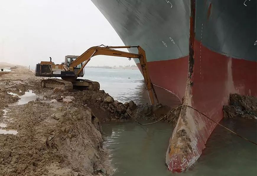 Excavatoristul care a deblocat Canalul Suez a dormit 18 ore în 6 zile. Doi colegi au refuzat să lucreze sub nava eșuată