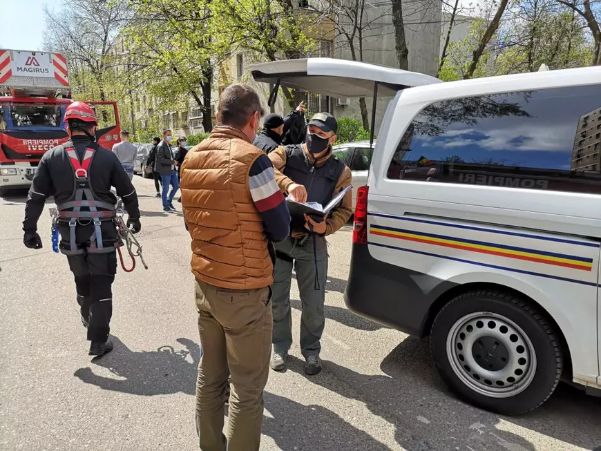 Bărbatul cu un copil în brațe care amenința că se aruncă de pe un bloc, reţinut pentru 24 de ore