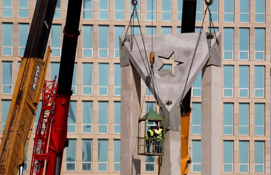 Cuba construieşte un drapel gigantic din beton chiar în faţa ambasadei americane