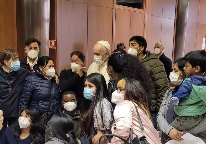 Papa Francisc, vizită-surpriză făcută persoanelor fără adăpost din Roma care s-au vaccinat la Vatican