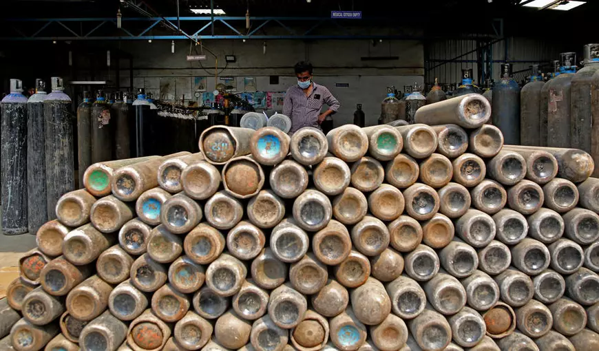 „Oriunde te uiți, vezi ambulanțe și cadavre”. India, doborâtă de noile cazuri de COVID