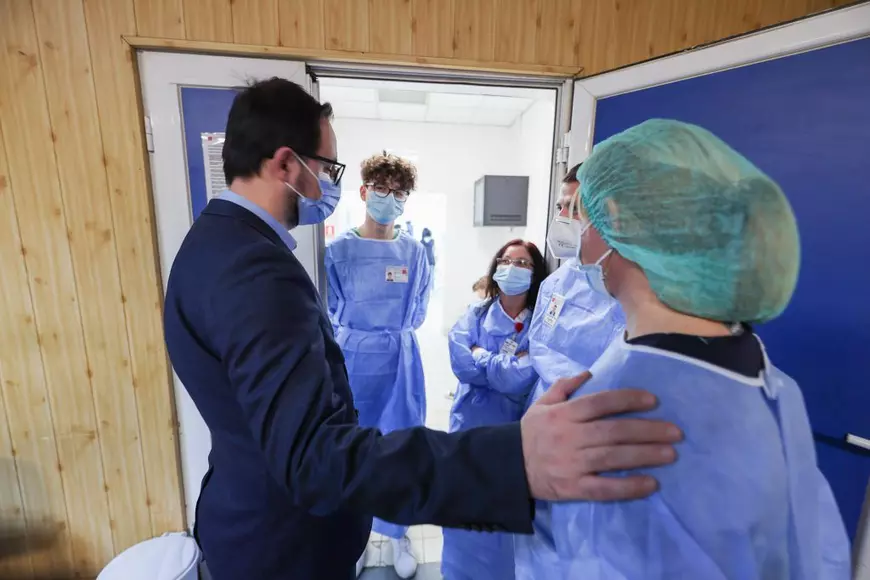 REPORTAJ. Vaccinare în miez de noapte, la Timișoara. „M-am gândit și că va fi mai puțină lume și voiam neapărat să prind Pfizer”