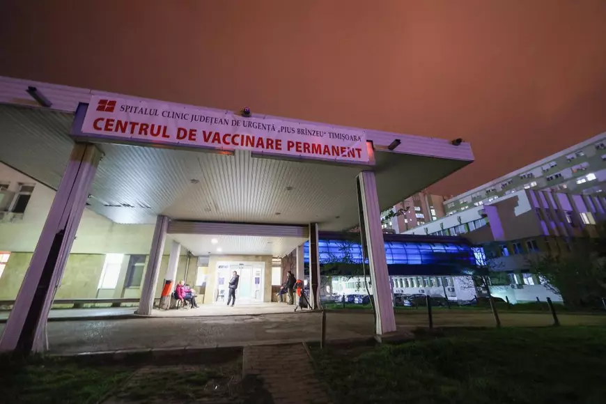 REPORTAJ. Vaccinare în miez de noapte, la Timișoara. „M-am gândit și că va fi mai puțină lume și voiam neapărat să prind Pfizer”