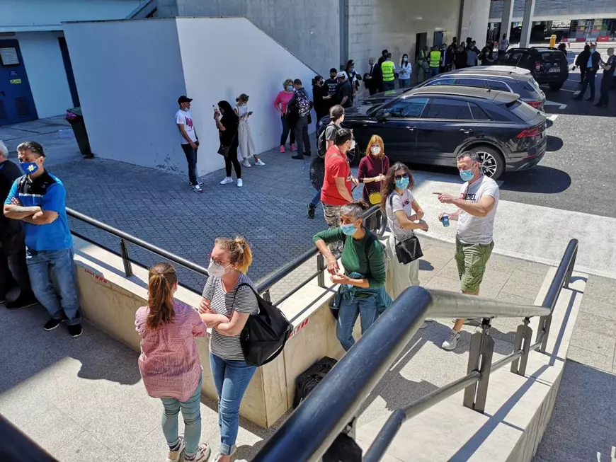 Coadă la centrul de testare COVID de pe aeroportul Otopeni: „Pasagerii vin în ultima clipă”