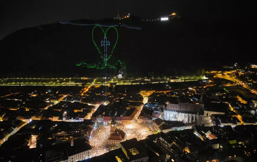 Imagini impresionante la Brașov: oamenii au așteptat distanțați lumina de Înviere