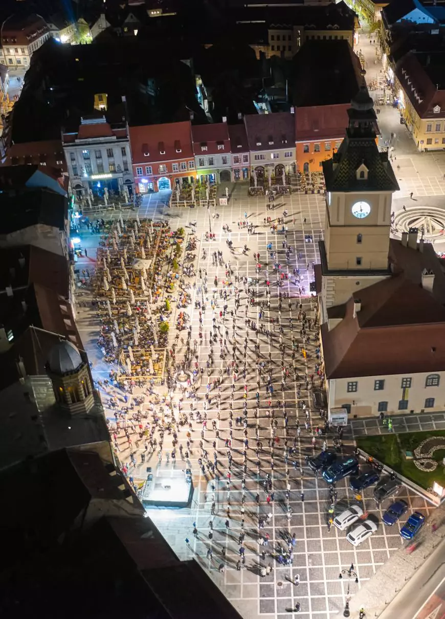 Imagini impresionante la Brașov: oamenii au așteptat distanțați lumina de Înviere