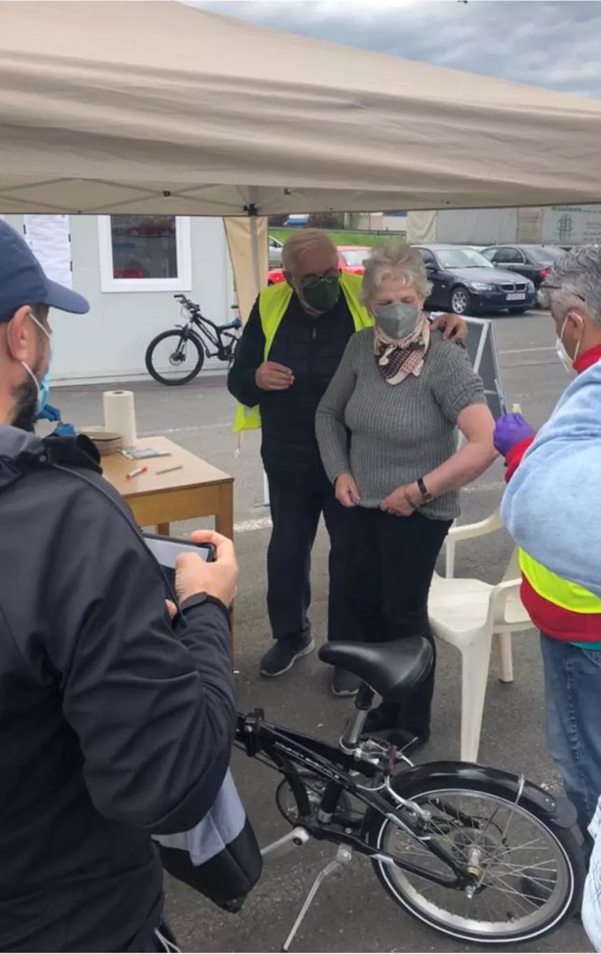 La 64 de ani, pe bicicletă, la vaccinare, la centrul drive-thru din Deva